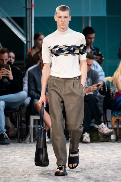 Look 16